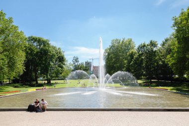 Poznan, Polonya - 9 Haziran 2019: Adam Mickiewicz Parkı Parkı