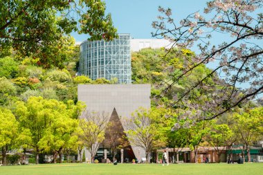 Fukuoka, Japonya - 10 Nisan 2024: Tenjin Central Park ve ACROS Fukuoka