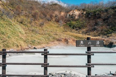 Noboribetsu, Hokkaido, Japonya - 24 Nisan 2023: Jigokudani Cehennem Vadisi Okunoyu Pond