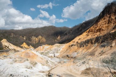 Noboribetsu, Hokkaido, Japonya 'daki Jigokudani Cehennem Vadisi manzarası