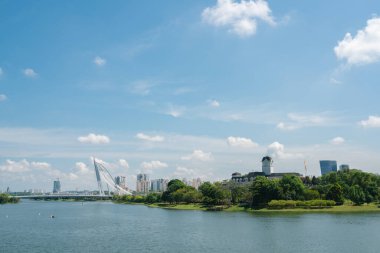 Putrajaya, Malezya 'daki Seri Wawasan Köprüsü ve göl şehri manzarası