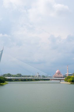 Putrajaya, Malezya 'daki Mescid Putra Camii ve Seri Wawasan Köprüsü