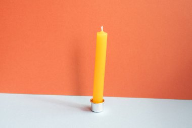 Mum gri masada. kırmızı duvar arkaplanı