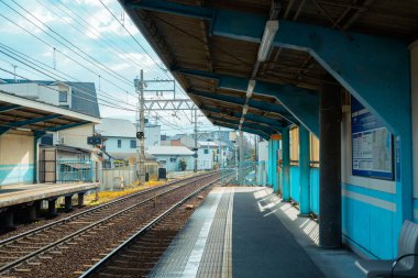 Otsu, Shiga, Japonya - 31 Aralık 2024: Ishiba tren istasyonu platformu