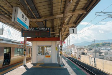 Otsu, Shiga, Japonya - 31 Aralık 2024: Katata tren istasyonu platformu