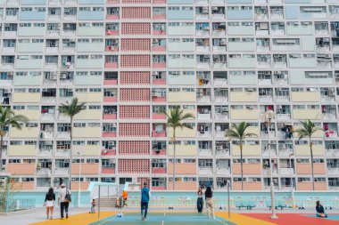 Hong Kong: 17 Şubat 2025 - Choi Hung Estate gökkuşağı renkli apartman ve turistler