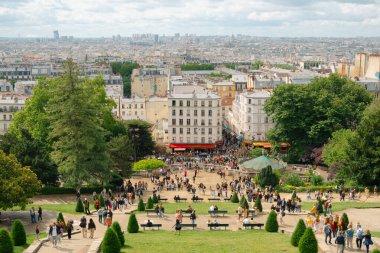 Paris, Fransa - 8 Haziran 2025: Montmartre Meydanı Yazı Louise Michel