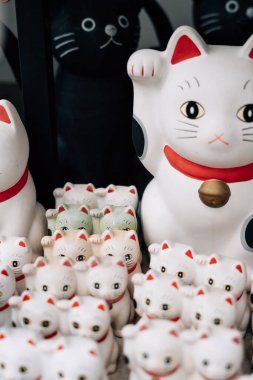 Maneki Neko kedisi Japon tapınağında