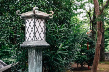 Tapınakta eski Japon feneri