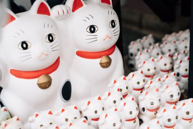 Maneki Neko kedisi Japon tapınağında