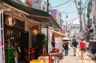 Tokyo, Japonya - 10 Temmuz 2025 Yanaka Ginza yerel alışveriş caddesi
