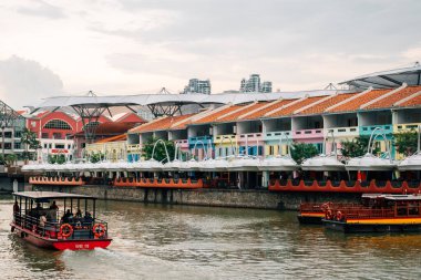 Singapur - 10 Mayıs 2025 Clarke Quay nehir kenarında gün batımı manzarası