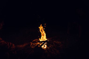 Gece kamp ateşi ile kullanılabilir alan