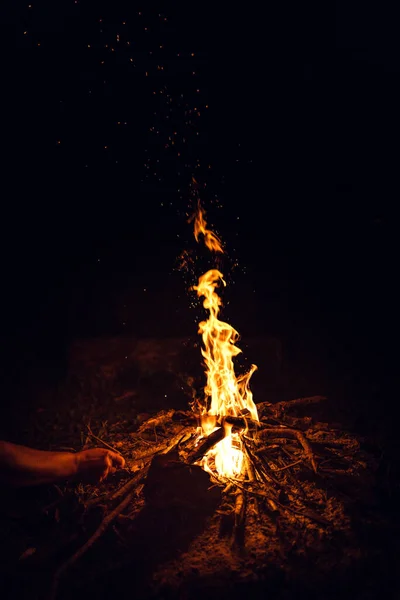 Gece Kamp Ateşi Ile Kullanılabilir Alan — Stok fotoğraf