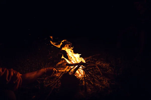 夜篝火与可用空间 — 图库照片