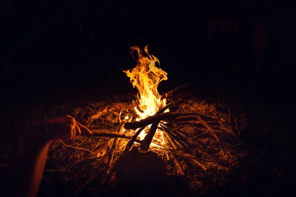 夜篝火与可用空间 — 图库照片