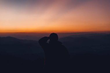 Ormanda gün batımından sonra gökyüzünde