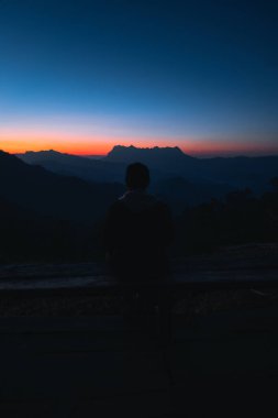 Dağ manzarası ve sabahın erken saatleri