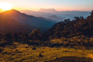 Dağ manzarası ve sabahın erken saatleri