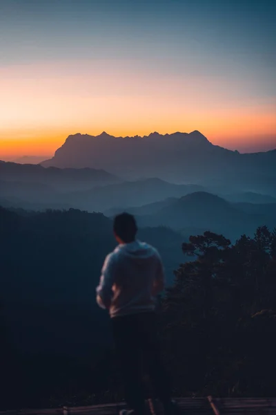 山の景色と早朝の光 — ストック写真