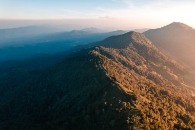 Gün batımında Dağların Manzarası, Akşamları Dağ Sırası