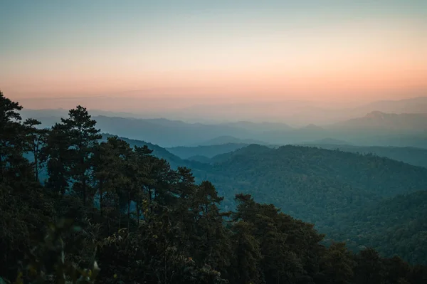 日落时的山景 黄昏时的山脉 — 图库照片