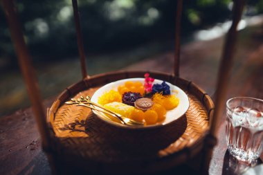 Doğal arka plan terasında çay ve şeker seti