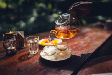 Doğal arka plan terasında çay ve şeker seti