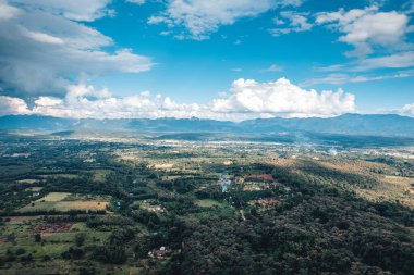 Sabahları dağlar ve sis, yüksek açı manzarası.