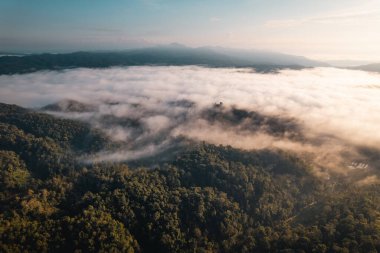 Sabahları dağlar ve sis, yüksek açı manzarası.