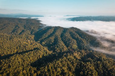 Sabahları dağlar ve sis, yüksek açı manzarası.