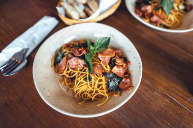 Pancetta 'lı ev yapımı arbonara makarna.