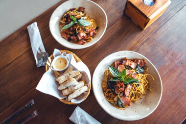 Pancetta 'lı ev yapımı arbonara makarna.