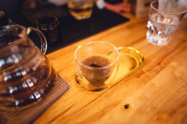 Damlatarak kahve içmek, kahve zeminine su dökmek filtreleme teknikleri kullanarak.