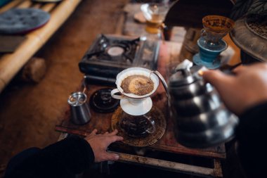 Ellerinizi yakın tutun, kahveciler kahve yapar, kahveleri döker.