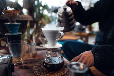 Ellerinizi yakın tutun, kahveciler kahve yapar, kahveleri döker.