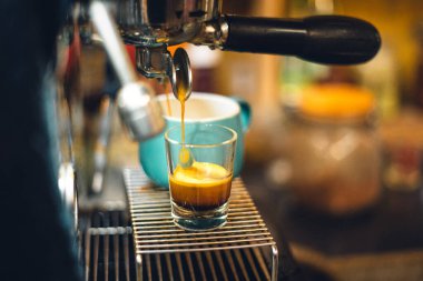 Harika espresso kadehleri dökülüyor, fincana yakın kahve dökülüyor.