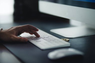 Bitcoin ve laptop, Hand Crypto işlemcisinde laptop kullanıyor. 