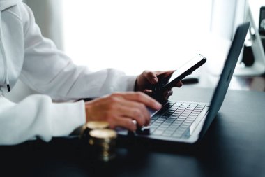 Bitcoin ve laptop, Hand Crypto işlemcisinde laptop kullanıyor. 