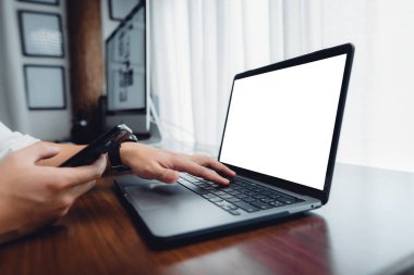 Boş ekran dizüstü bilgisayarı ile çalışan eller