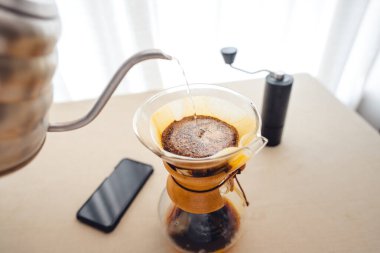 Evdeki damlayan kahvenin üzerine sıcak su dökmek