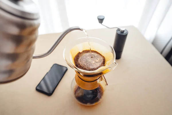 Evdeki Damlayan Kahvenin Üzerine Sıcak Dökmek — Stok fotoğraf