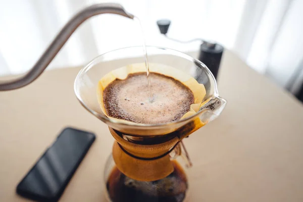 Verter Agua Caliente Sobre Café Goteando Casa — Foto de Stock