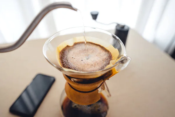 Evdeki Damlayan Kahvenin Üzerine Sıcak Dökmek - Stok İmaj