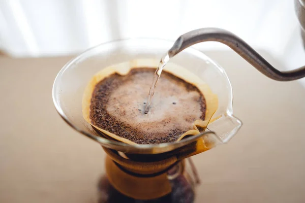 Nalít Horkou Vodu Kapající Kávu Doma Stock Snímky