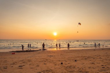 Tropikal bir adada akşam kumsalı atmosferi, phuket plajı.