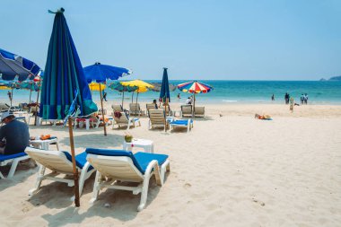 Plaj ve açık deniz tropikal adada