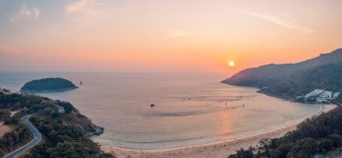 Plaj ve tropikal ada manzarası