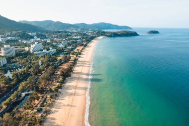 Plaj ve tropikal ada manzarası