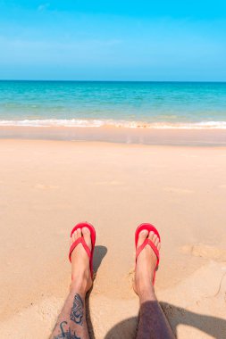 Kumsal, deniz ve gökyüzü güneşli bir günde